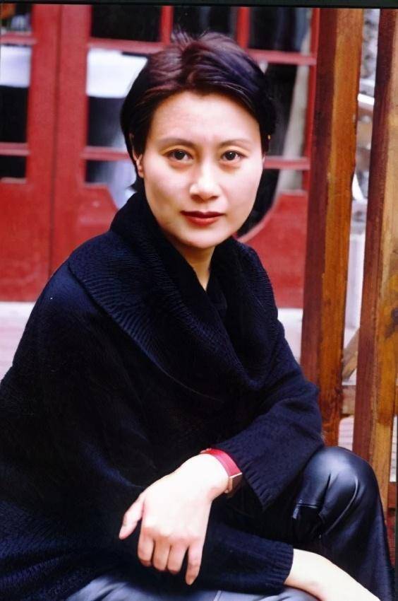 原创文佩扮演者64岁徐幸穿旗袍搭珍珠项链精致高贵照穿洋气