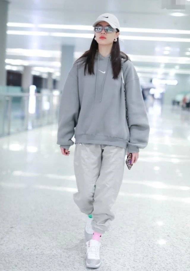 钟楚曦穿aj配双色袜,"左脚青柠,右脚蜜桃",好看到没话说!_手机搜狐网