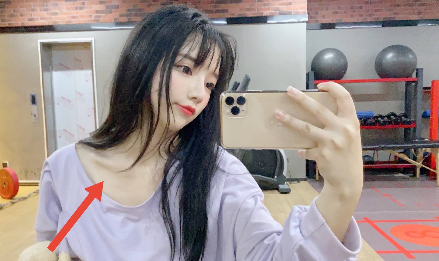 别再说王奕萌胖了,最新健身后照片曝光,瘦得锁骨都能养鱼了