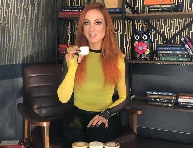 wwe贝基·林奇晒孕照,预产期接近,孕肚却不太明显!_手机搜狐网