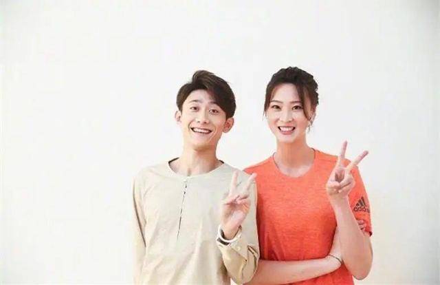 奇怪的交集惠若琪和张一山合影郎才女貌惠若琪大腿笔直吸睛