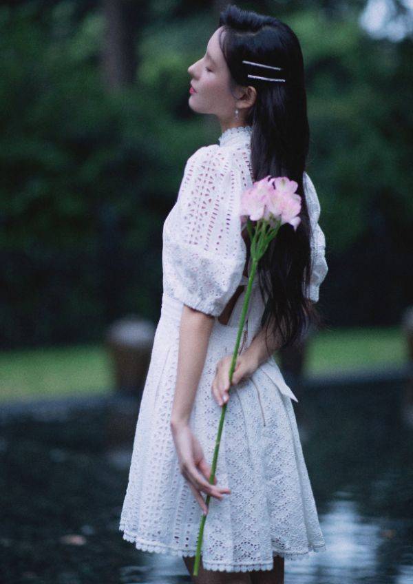 原创张予曦"反派脸"走红网络!秀场露面女王,可算明白王思聪的审美