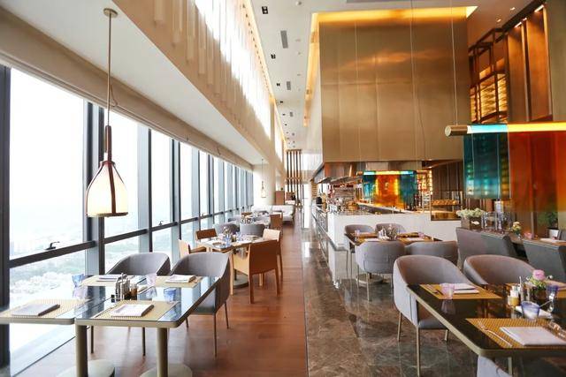 46层的彩云阁全日餐厅,环境优雅,阳光散落沐浴的全景落地玻璃窗边