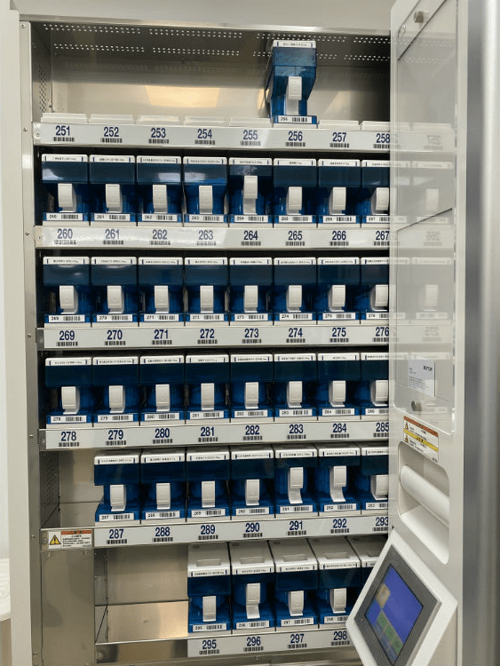 药房里的全自动单剂量锭剂分包机陈瑞杰说,医院药品调剂工作通常分别