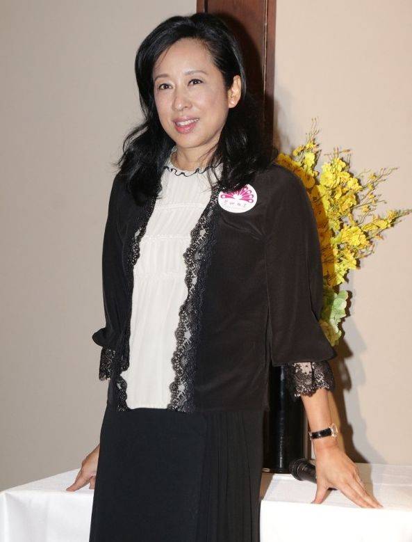 原创郭晶晶婆婆朱玲玲参加贵妇局62岁还有少女感为何没人说她装嫩