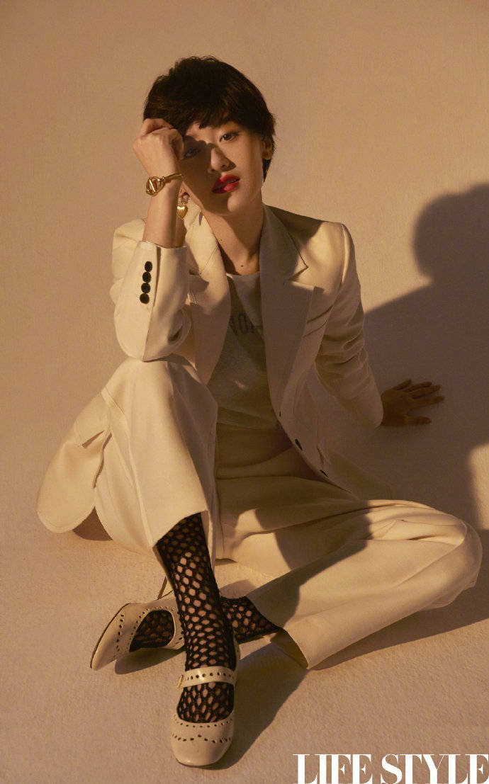 袁冰妍终于换了新发型和新风格利落短发帅气洒脱穿搭超级养眼