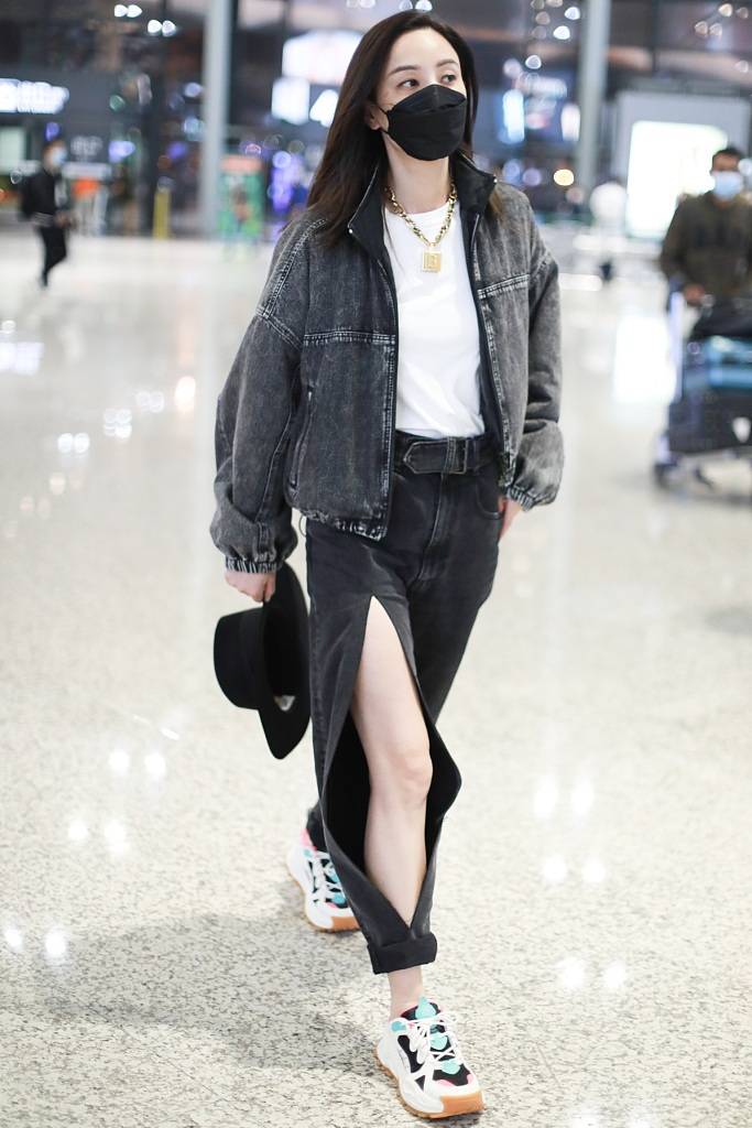 郑希怡穿"中空"破洞裤巧秀美腿 拎礼帽时髦有范