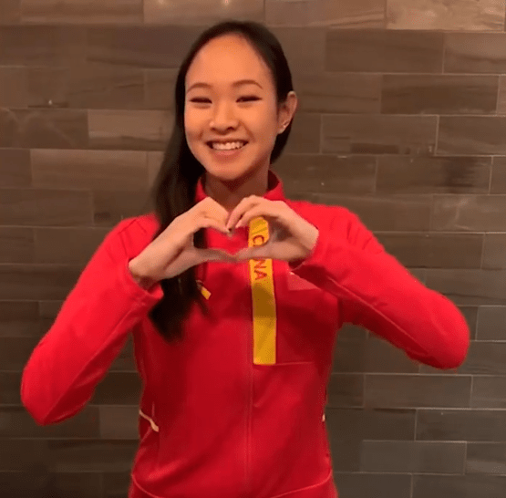 林姗说道:"我是中国花样滑冰女单运动员林珊,很荣幸第一次代表中国