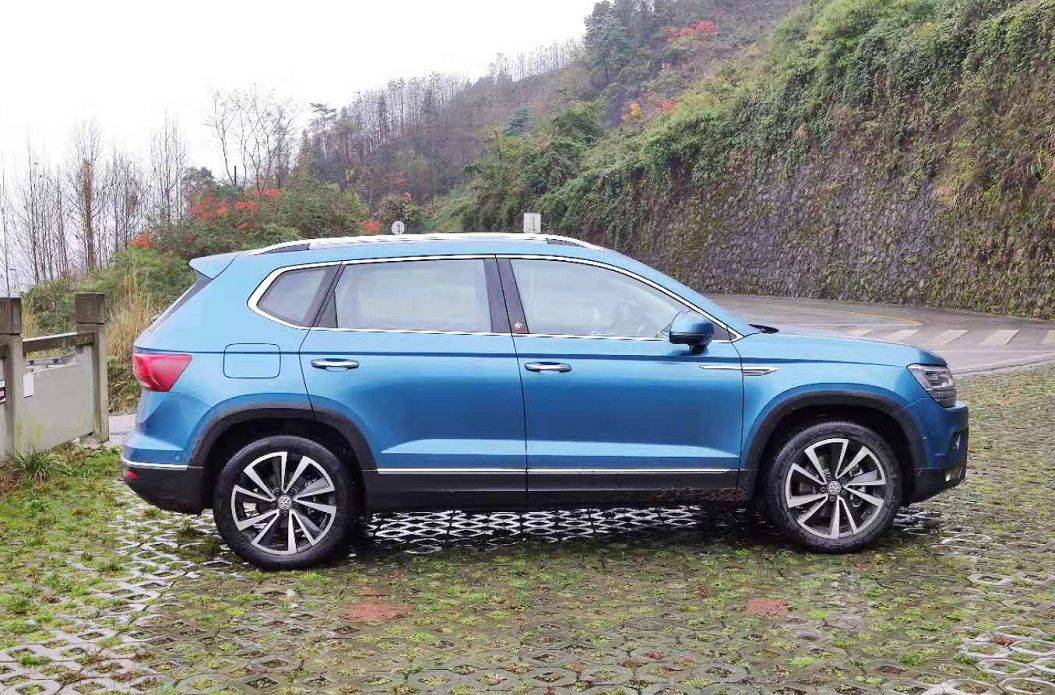 外观上大众途岳采用了大众最新的家族式设计语言,方正的造型搭配硬朗