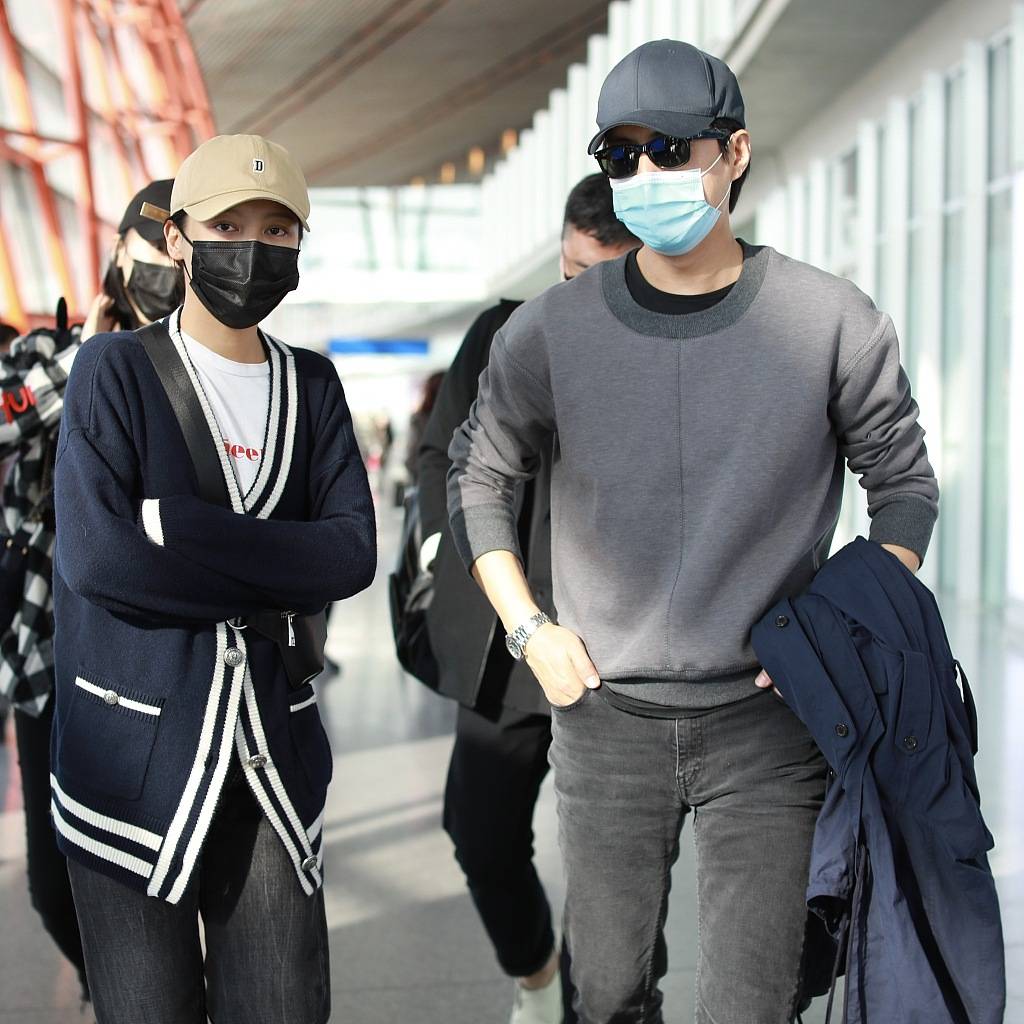 最萌身高差!靳东辛芷蕾机场巧遇 相拥道别十分有爱