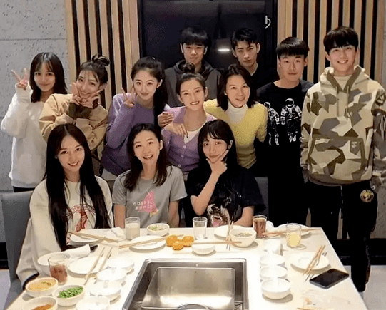 原创明星班级合影,张子枫气氛和谐,杨幂保养好,吴磊美女同学多!