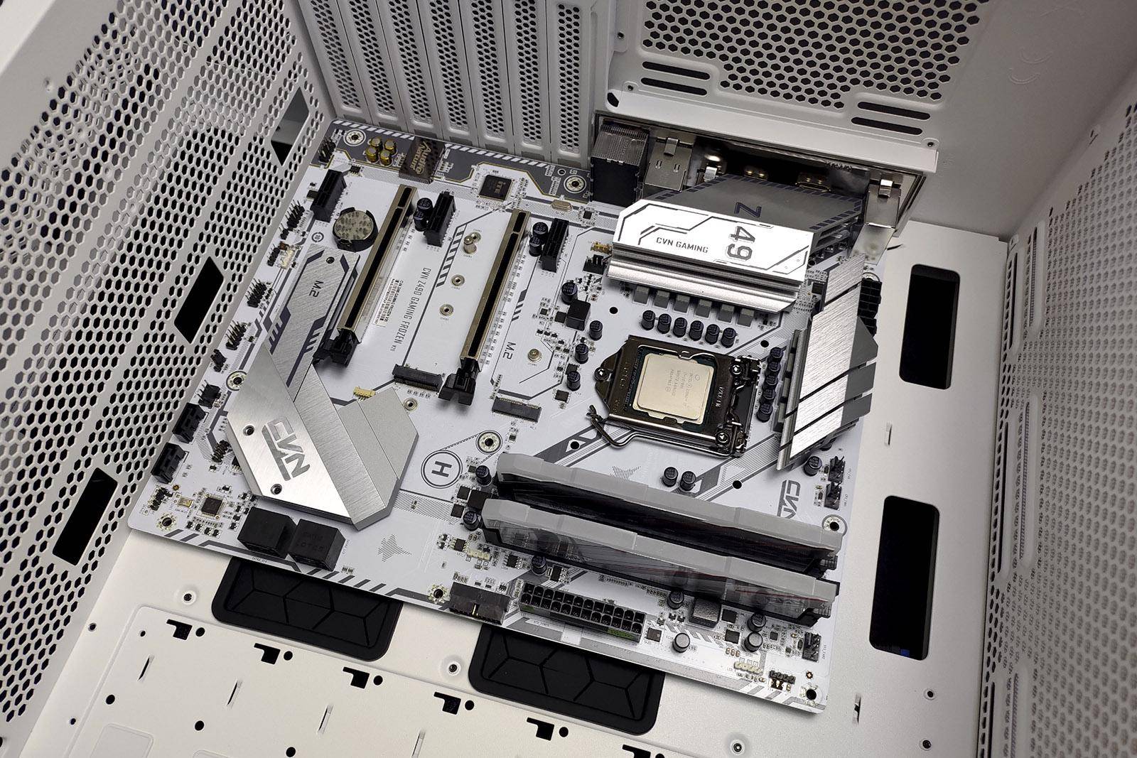 挑战者h6作为atx规格的中塔机箱,内部空间非常的宽敞,安装硬件很顺手.