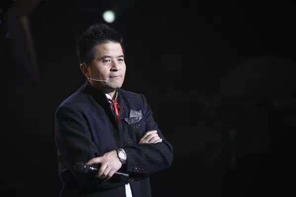 61岁毕福剑近照曝光不修边幅略显憔悴或将重返央视担任导演