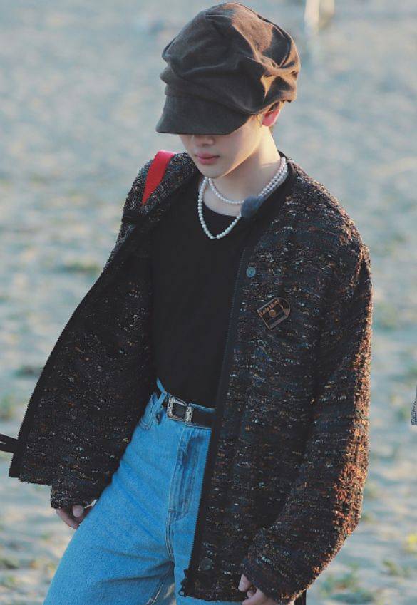 熟悉周震南的人都清楚他一直以来的穿衣打扮都会穿上