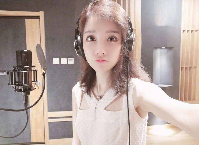 原创曾经的斗鱼一姐冯提莫为什么会跳槽去b站做一个不知名小主播