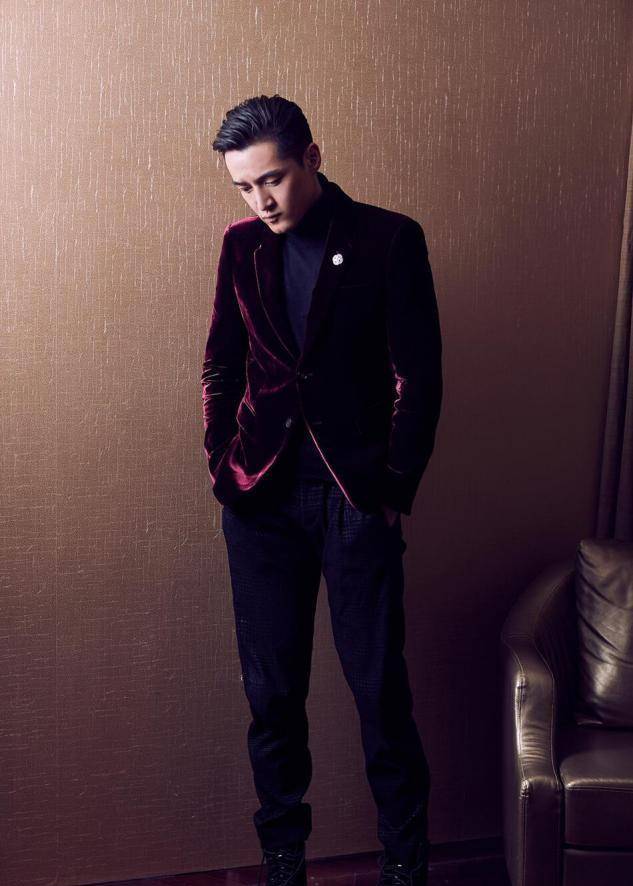 胡歌才是真男神丝绒西装儒雅帅气一点没有中年大叔的油腻感