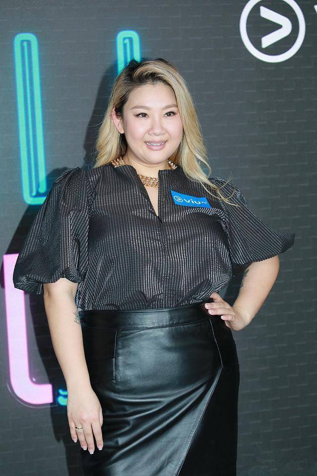 郑欣宜真是个富态美人!黑色皮裙秀丰腴身材,越来越有韵味