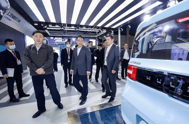 被誉为"国货之光"!五菱新能源家族亮相新能源下乡成都站圈粉无数