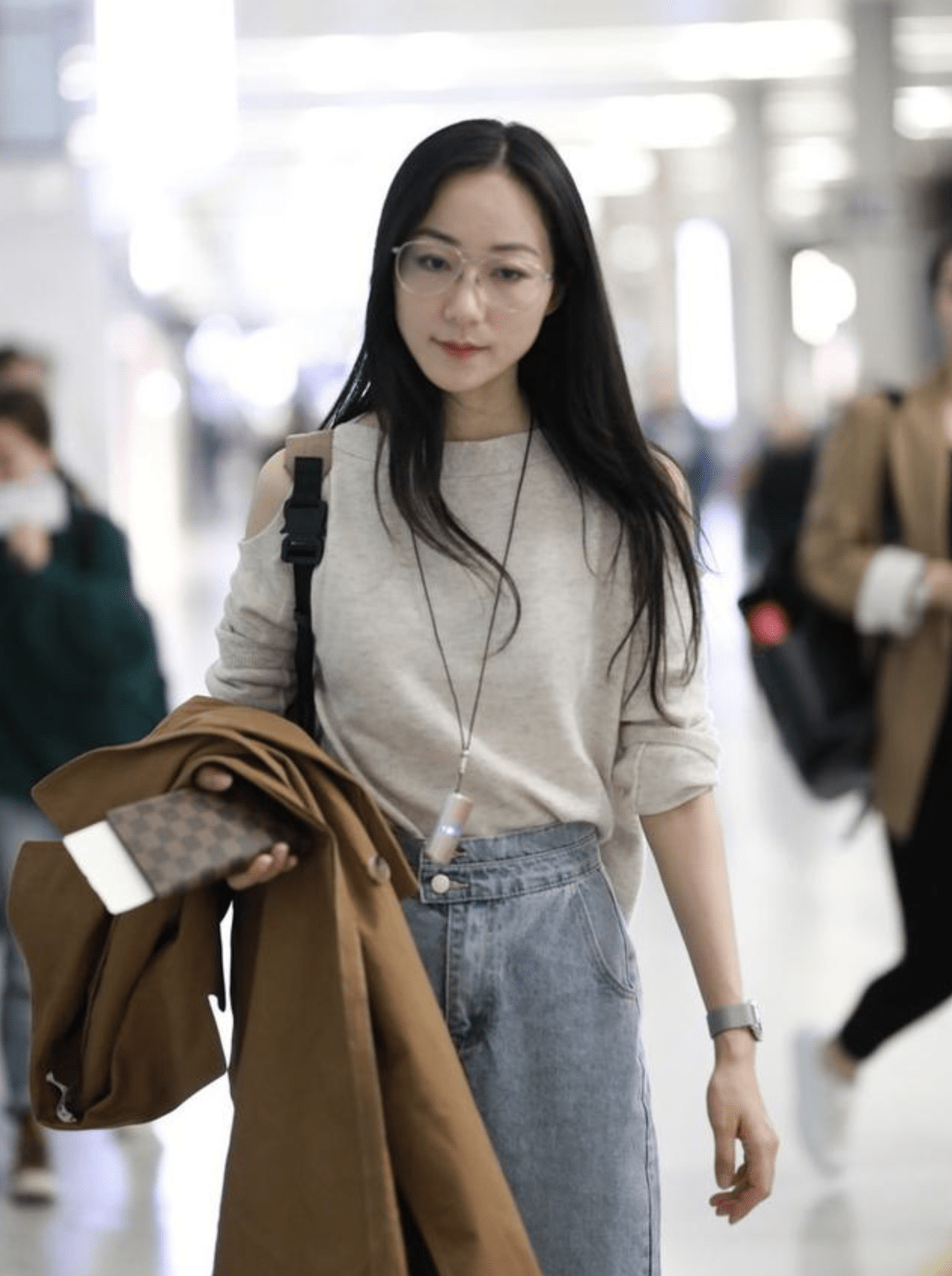 韩雪真是科技达人素颜走机场把空气净化器当项链长见识了