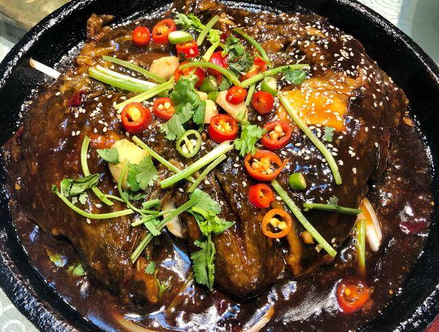 铁板碟鱼头,这菜做的非常好,鱼头鲜嫩,很入味.不过价格是68元,够贵的.
