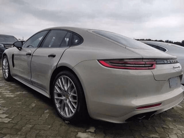 保时捷帕拉梅拉内饰方面:首先映入眼帘的是一块硕大的12.