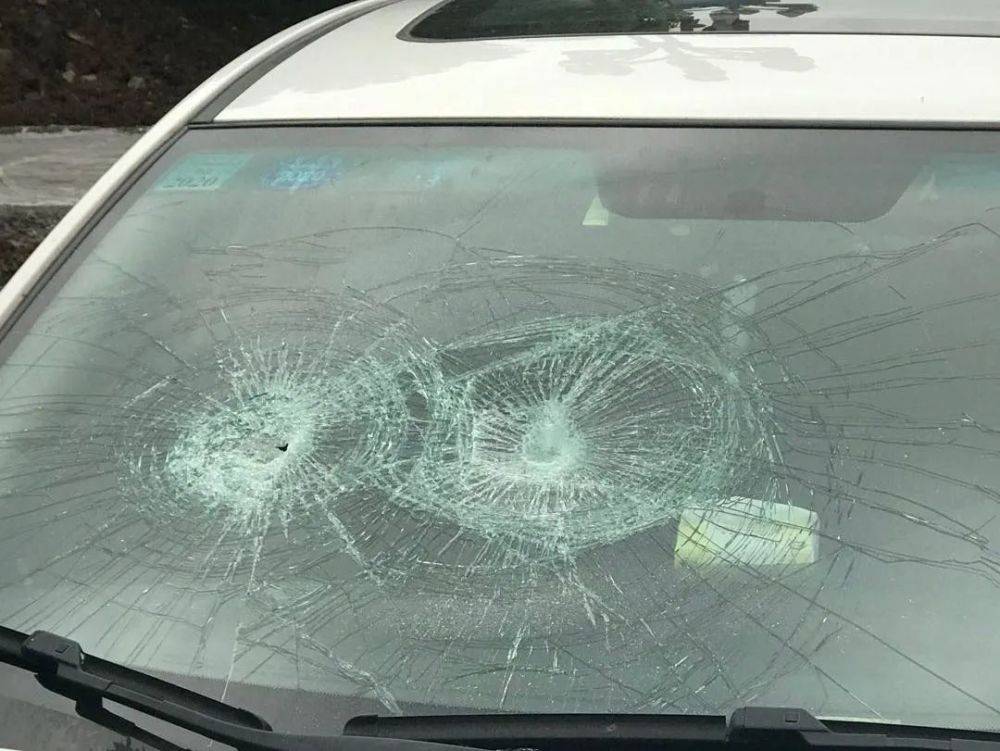 两口子在宜宾兴文法院门口打架,榔头砸车!法警及时出手