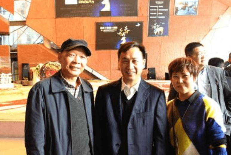 原来万华的掌门人叫汪俊刚,其兄长汪俊林在贵人相助下,早年以蛇吞象之