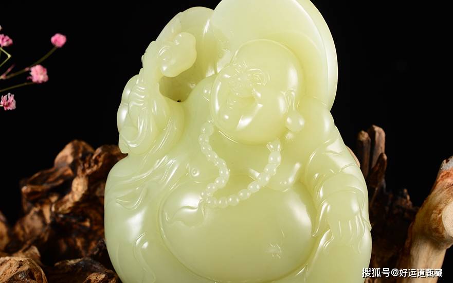 黄玉色黄正而骄,润如脂者;黄口料黄中泛青黄,光泽柔和