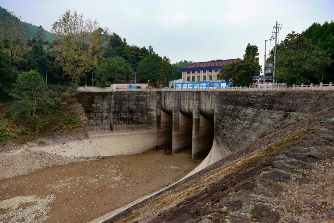 绍兴这个大水库放水见底,湖底村落曝光_陈蔡