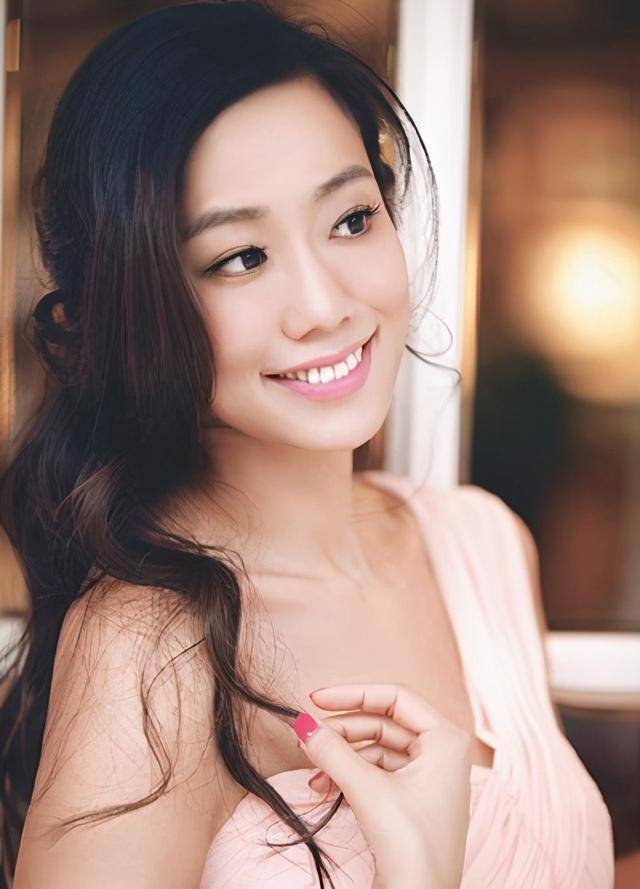 据悉吴辰君被拍到和林谷桦出入的照片,事一出就得到双方否认,原因是林