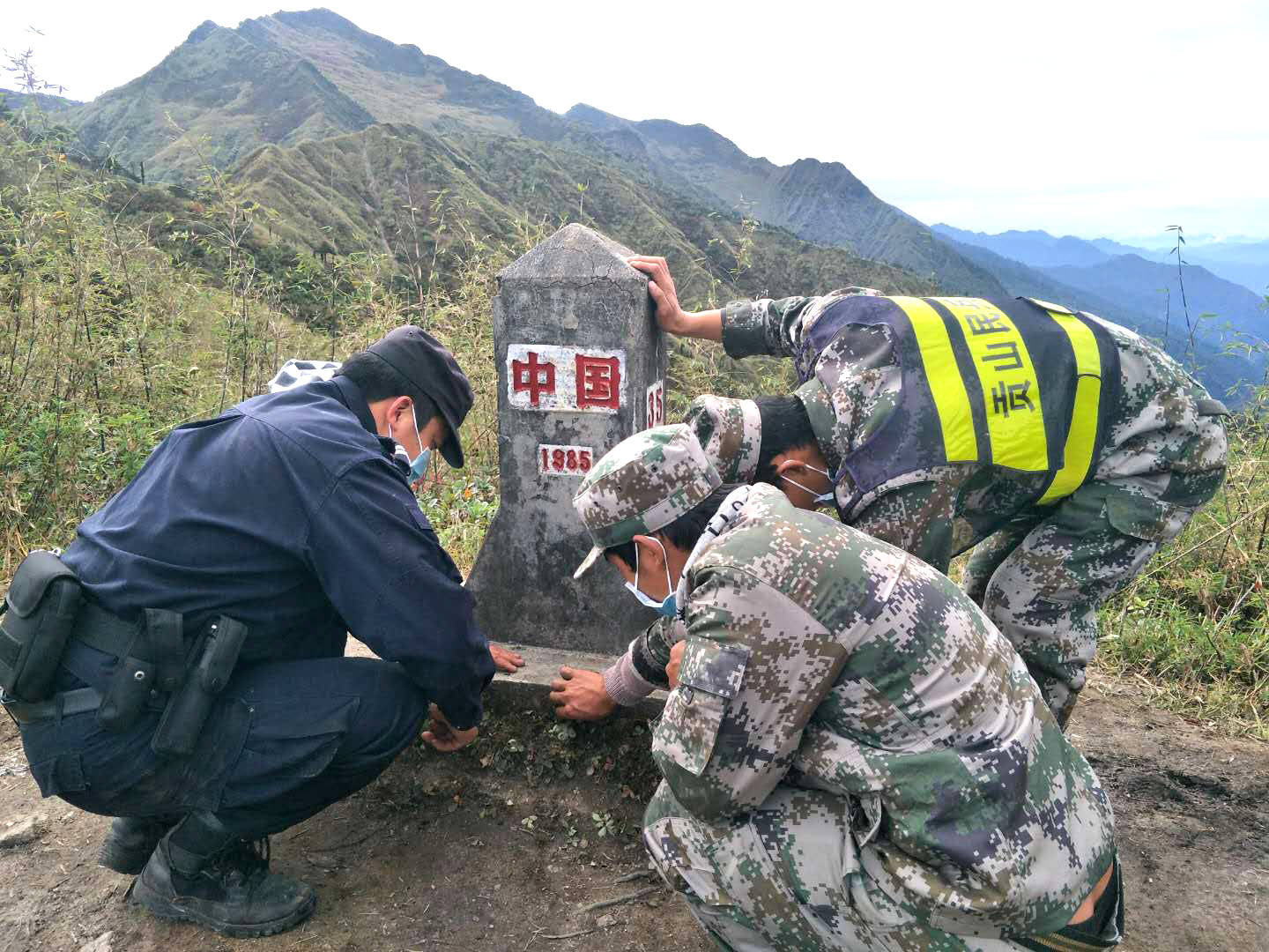 堅守職責使命擔當警民為界碑描紅