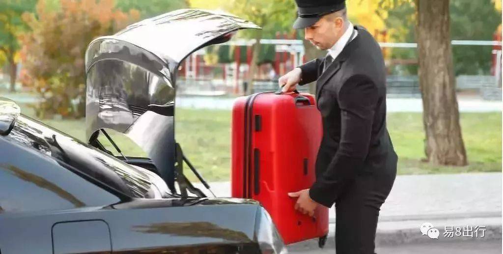 临行前,所有车况一一检查 将您的安全放至第一 上车时,居于车门前