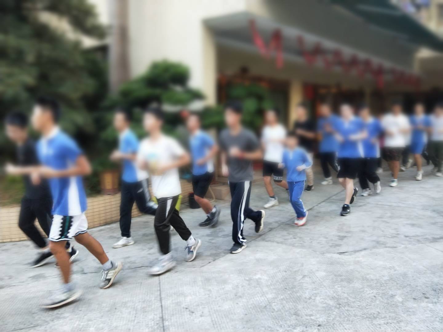 坚持早起晨练,锻炼身心健康