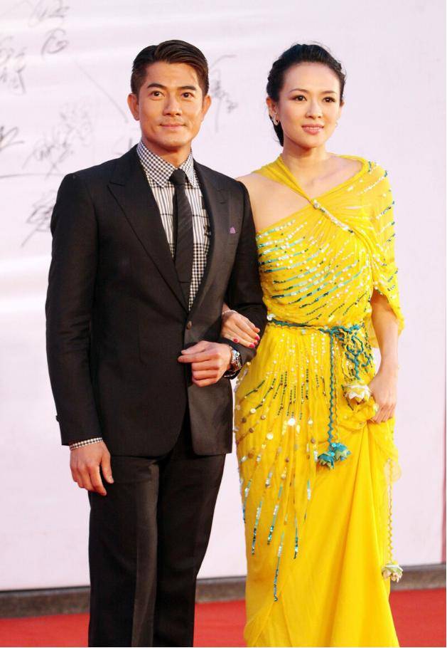 章子怡手挽郭富城走红毯,穿黄袍气场似女王,天王"护驾"好绅士