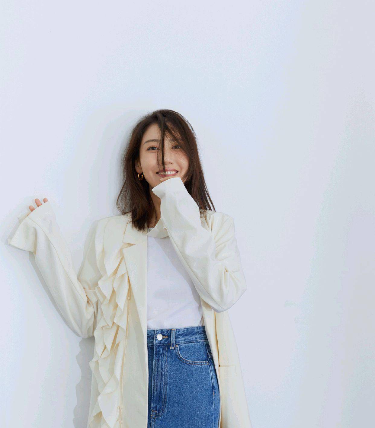 高露素颜现身机场,一身黑的穿搭look,很接地气