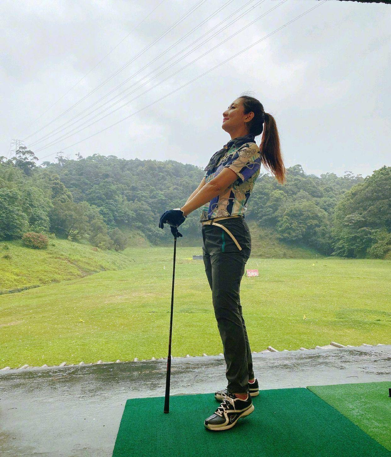 任家萱的夏日穿搭来袭,身穿淡黄色连衣裙搭配高跟鞋,显白又显瘦