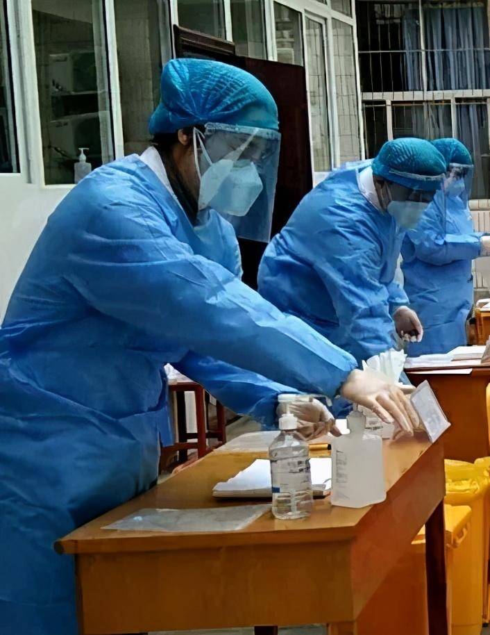 南阳医专一附院组织相关人员进行新冠核酸检测演练