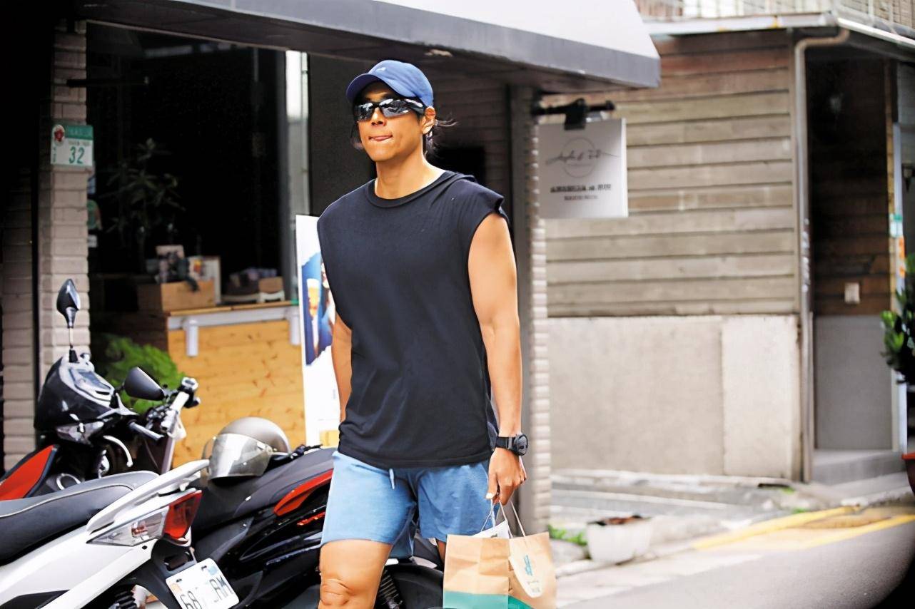 造型也十分犀利,媒体拍到的彭于晏当天头戴蓝色鸭舌帽,身穿休闲短裤和