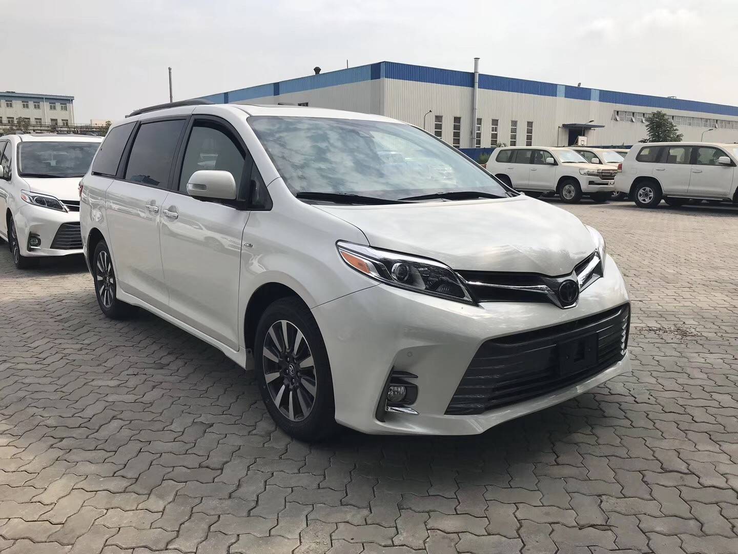 2020款丰田塞纳 全新时尚外观犹如谦谦君子