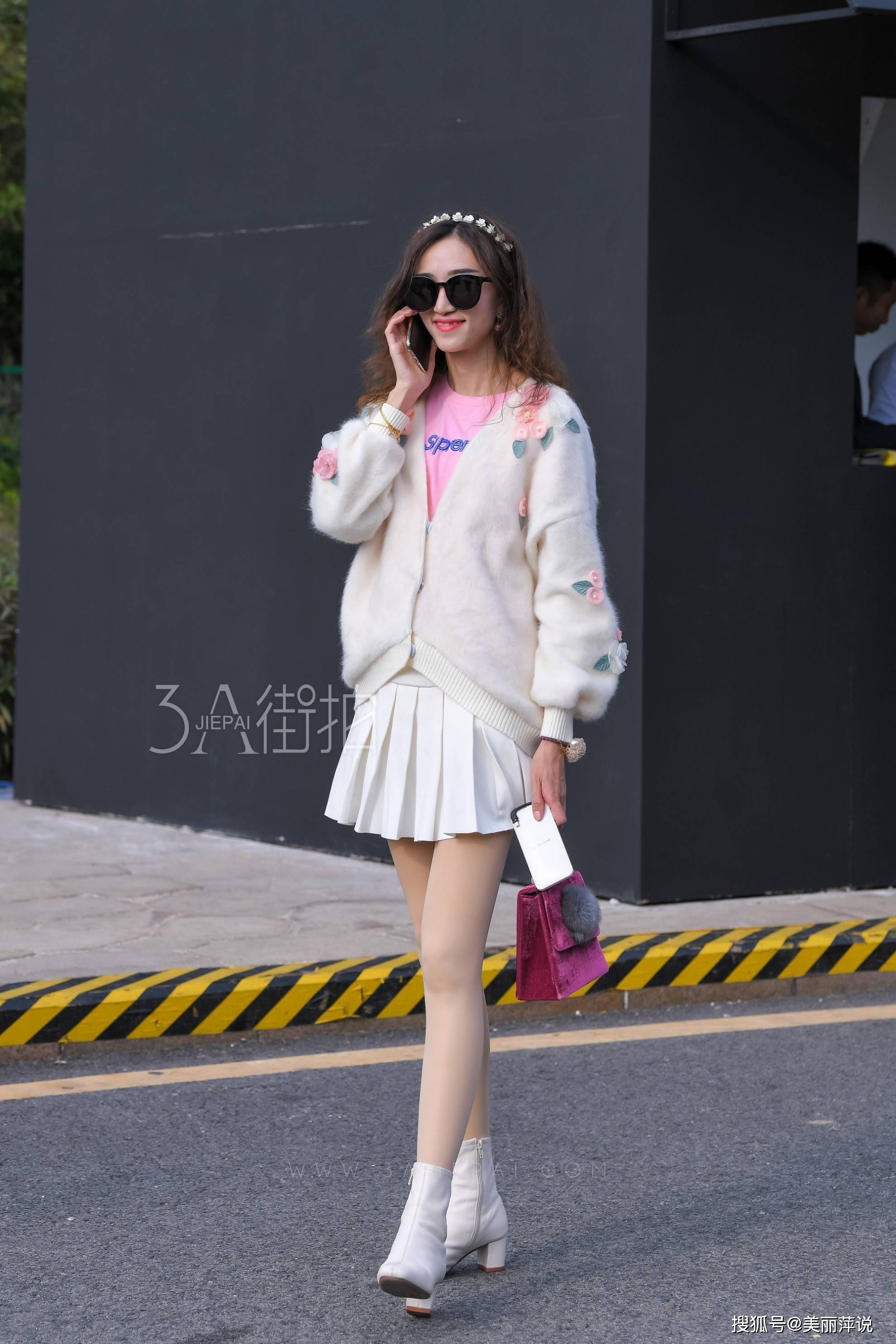 美女街拍:小姐姐白色开衫毛衣白色百褶短裙,一双高跟短靴,清清爽爽