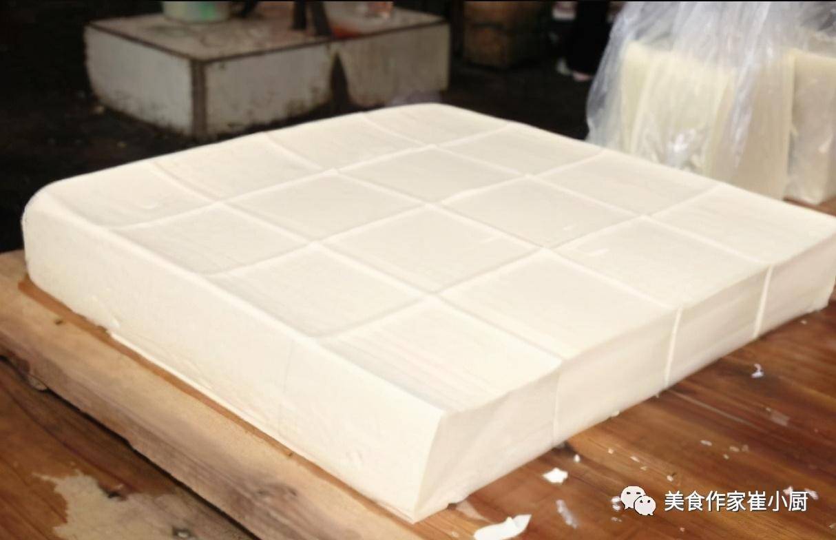 南方的豆腐叫做南豆腐,也叫水豆腐,质地较软,口感滑嫩,经常食用有美白