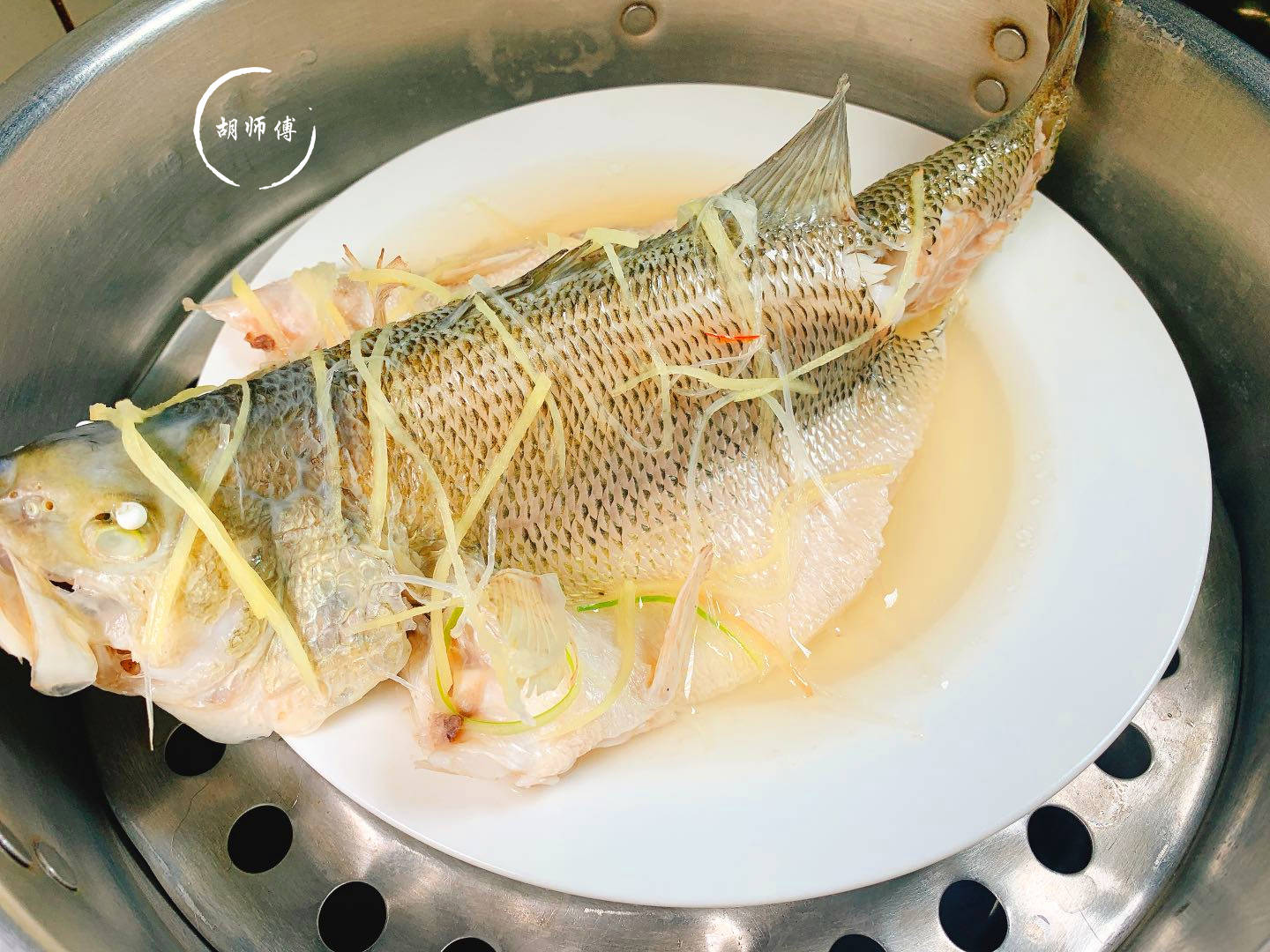 蒸鱼时,放盐还是放酱油?都不放!广州人教你正确做法,又鲜又嫩