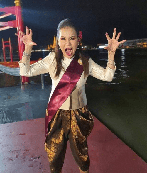 发间别红花好庸俗,面相凶狠像男人_乌汶叻