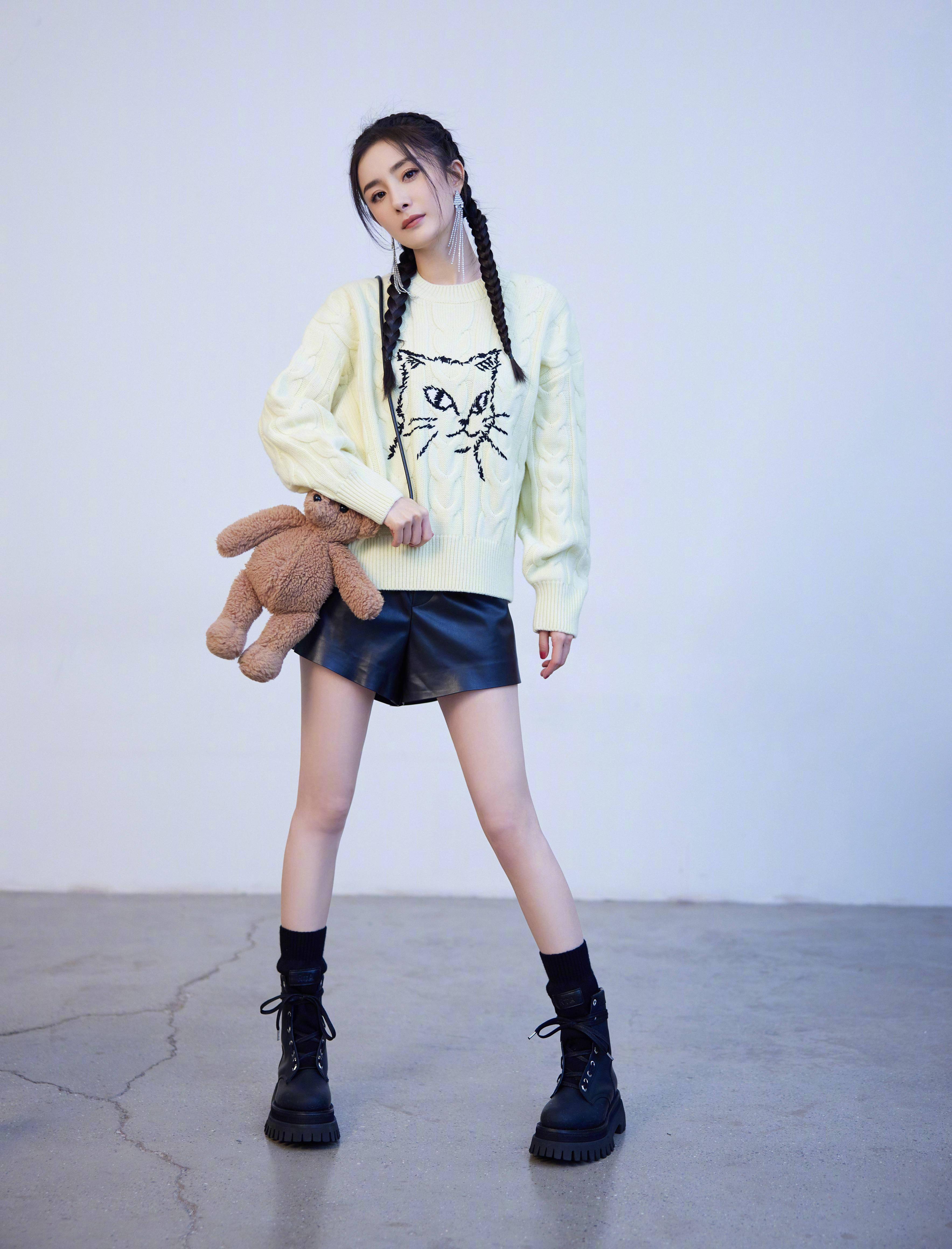 原创杨幂最新私服穿搭米色毛衣搭配黑色短裤漫画腿太吸睛