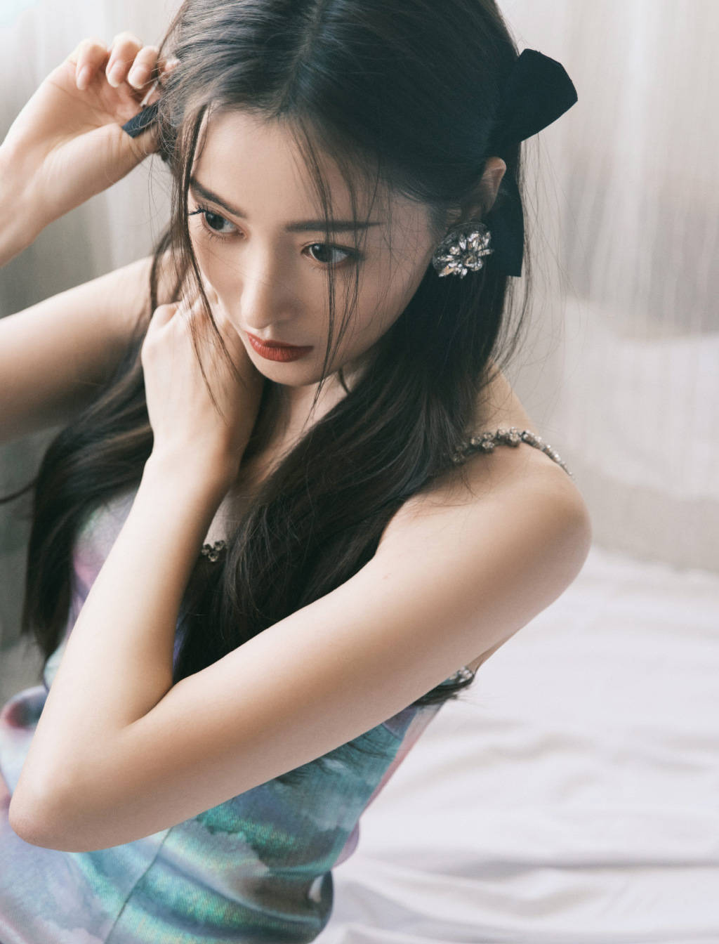 张天爱穿吊带深v短裙美腿吸睛 戴蝴蝶结气质撩人