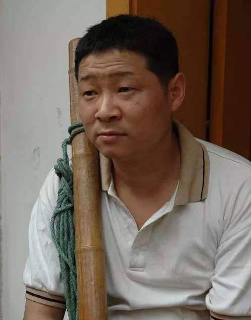 高中毕业后赵亮考入了解放军艺术学校,韩红,沈腾,殷桃,杨洋都是校友