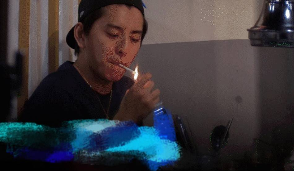 王大陆疑似在室内抽烟 霸气点烟动作娴熟自然