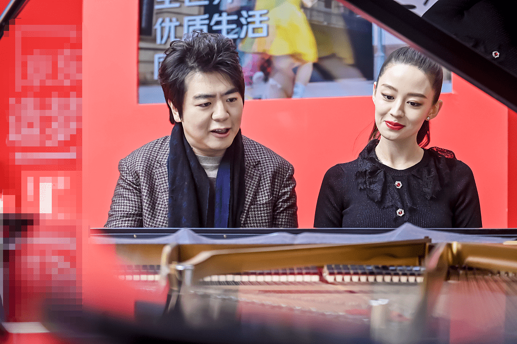 郎朗与娇妻合奏钢琴曲 吉娜怀孕6个月腰身纤细依旧