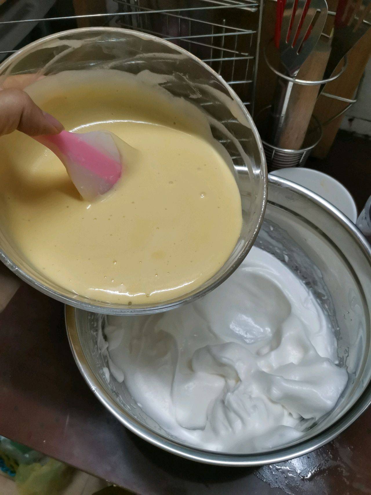 步骤13再将蛋糊倒回蛋白霜中,搅拌均匀步骤14蛋白霜跟蛋黄糊搅拌均匀