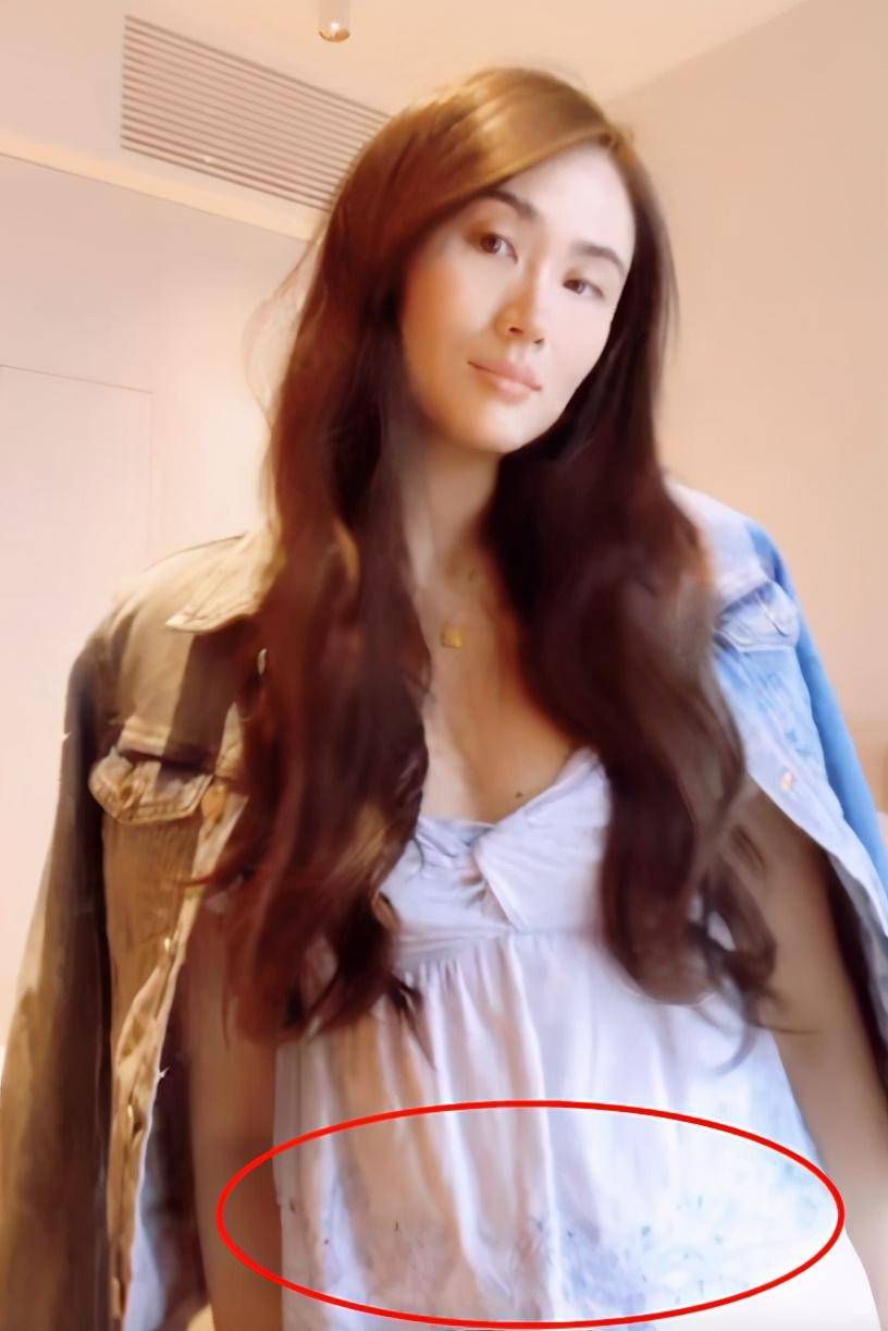 视频中李安琪先是穿着一身粉色运动装,头发